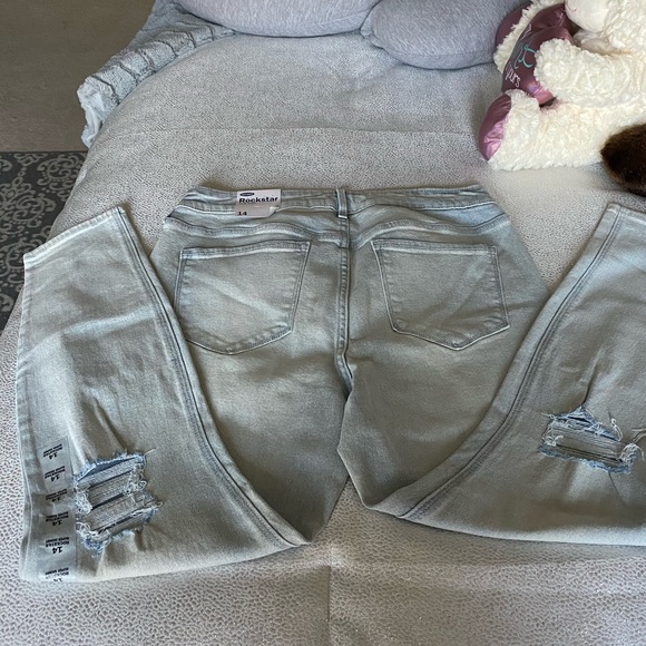 Old navy Rockstar jeans - Picture 2 of 3